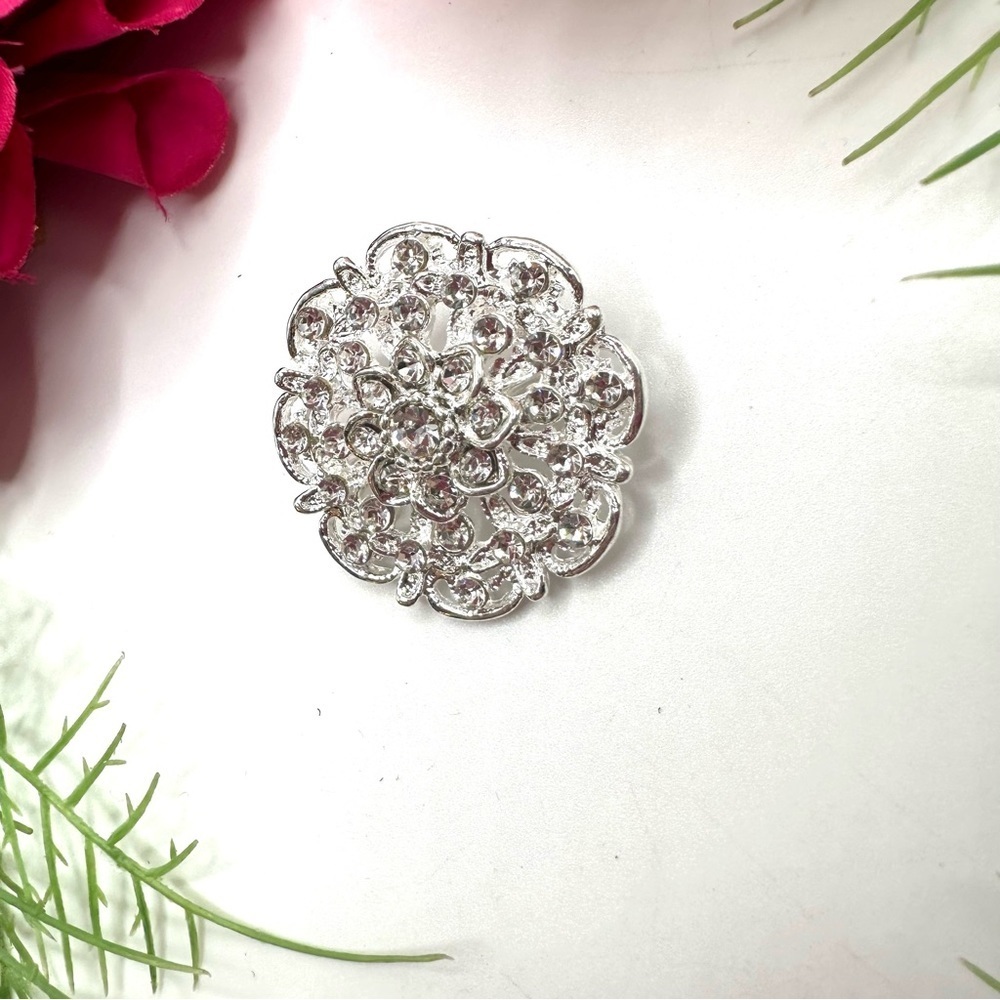 NEW⚜️Classic Crystal Cluster Embellished Brooch - Picture 3 of 5